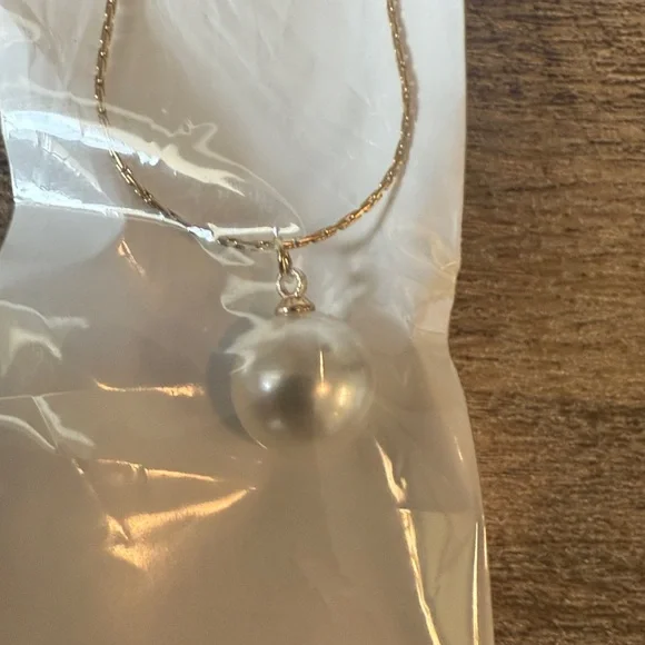 Elegant Gold Necklace with Pearl Pendant - Picture 2 of 3